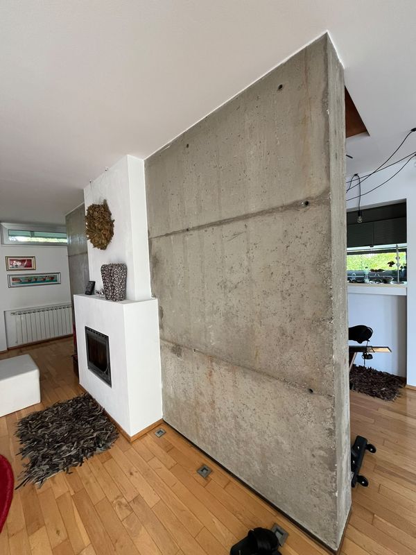 Dnevni boravak, betonski kamin